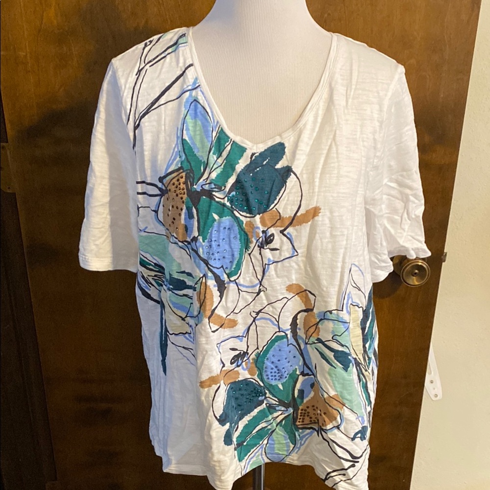 CHICOS Floral Print White v-neck short-sleeved Top. Sequins adorn the petals.